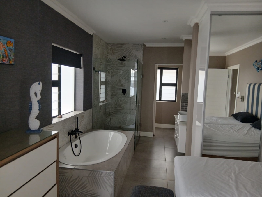 To Let 4 Bedroom Property for Rent in Hartenbos Central Western Cape